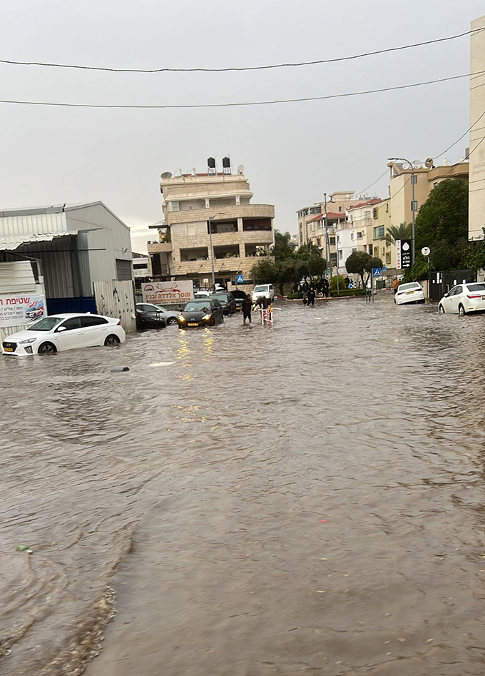 مياه الامطار تغرق منطقة مسجد الروضة في جلجولية